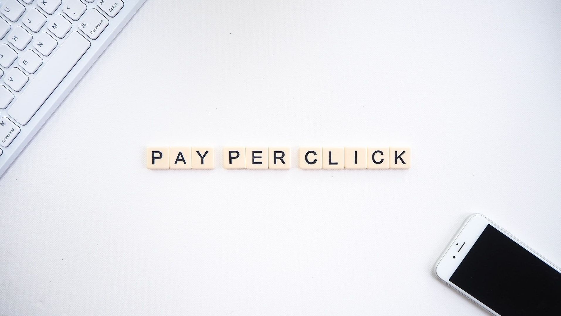 Scrabble brikker som viser "Pay per click"