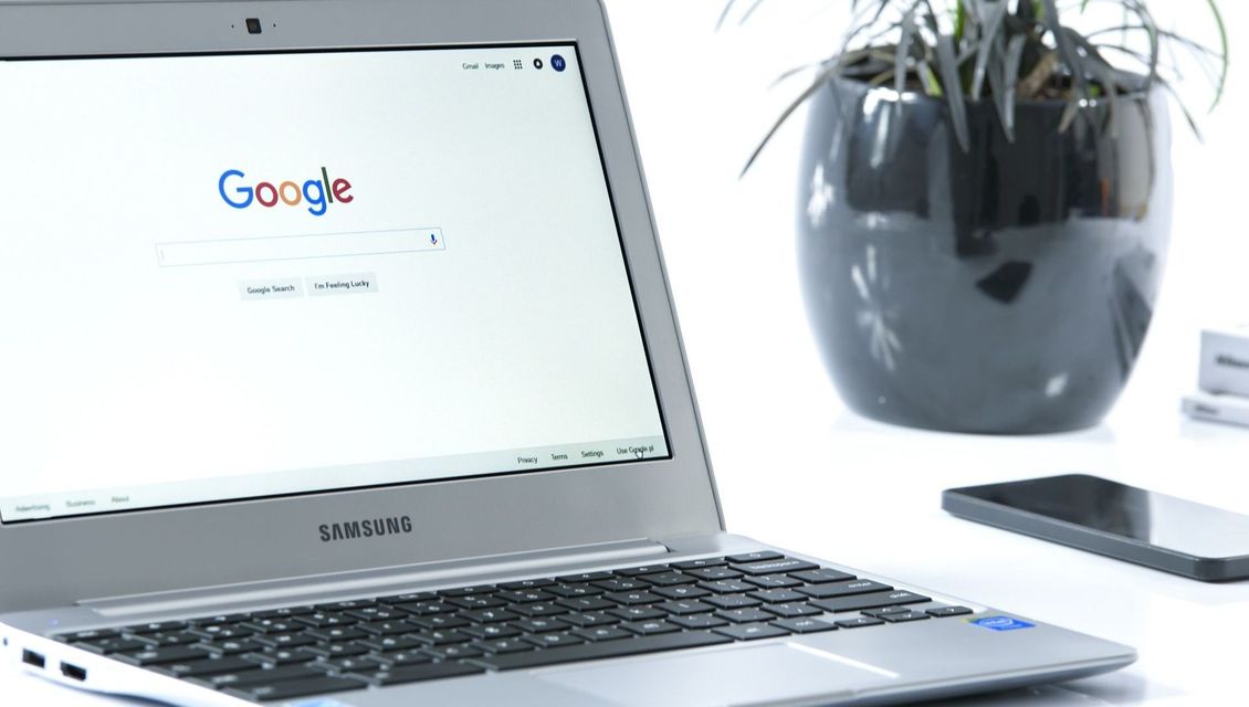 Laptop med google søk på skjermen
