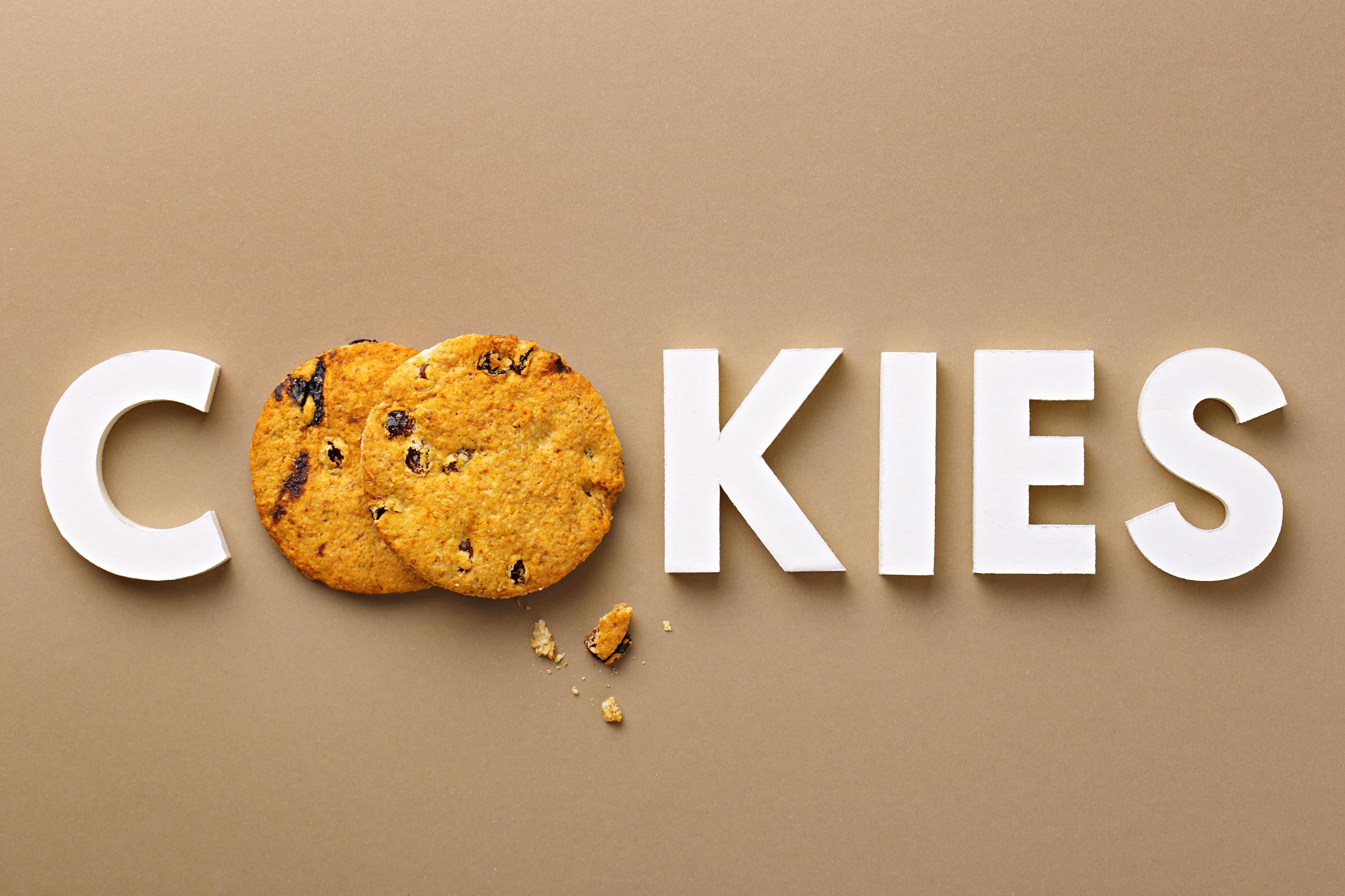 Teksten cookies og to kjeks